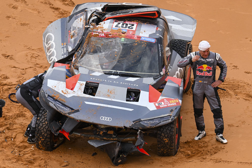 El 'paseo militar' de Al-Attiyah en el Dakar 4 Motor16 Carlos Sainz tras el accidente que provocó su retirada del Dakar.