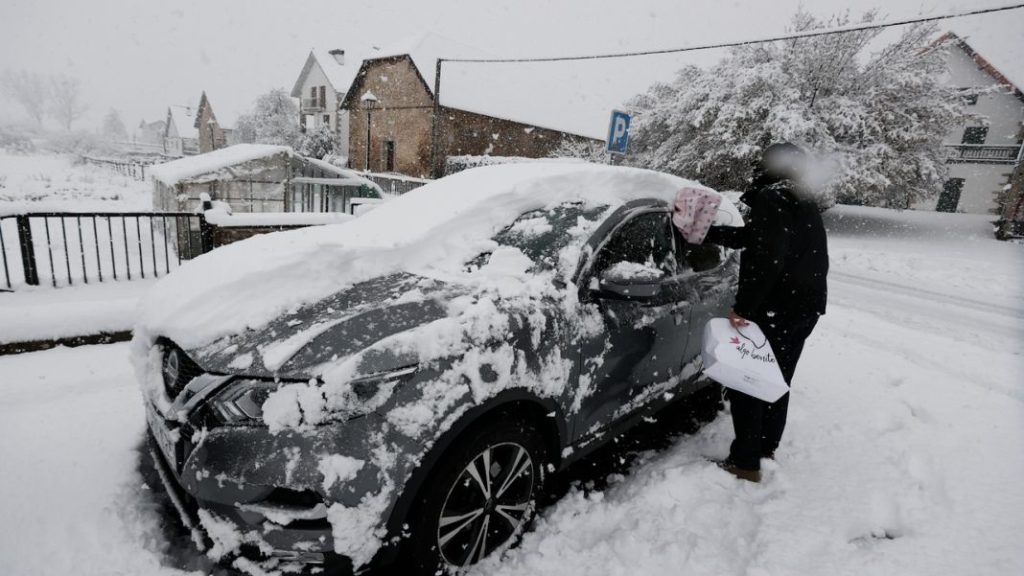 El accesorio que querrás tener si te toca rascar el hielo de tu coche 50 Motor16 alcohol