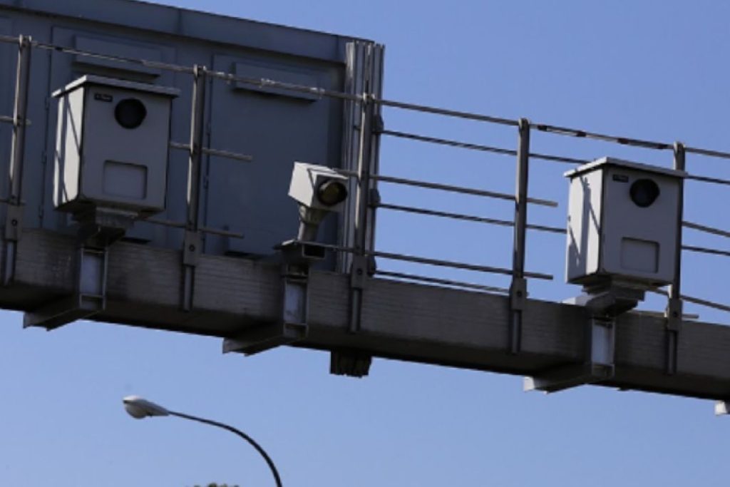 La polémica está servida: ¿es legal que las cámaras de la zona ZBE controlen si hemos pasado la ITV? 125 Motor16 pegatina