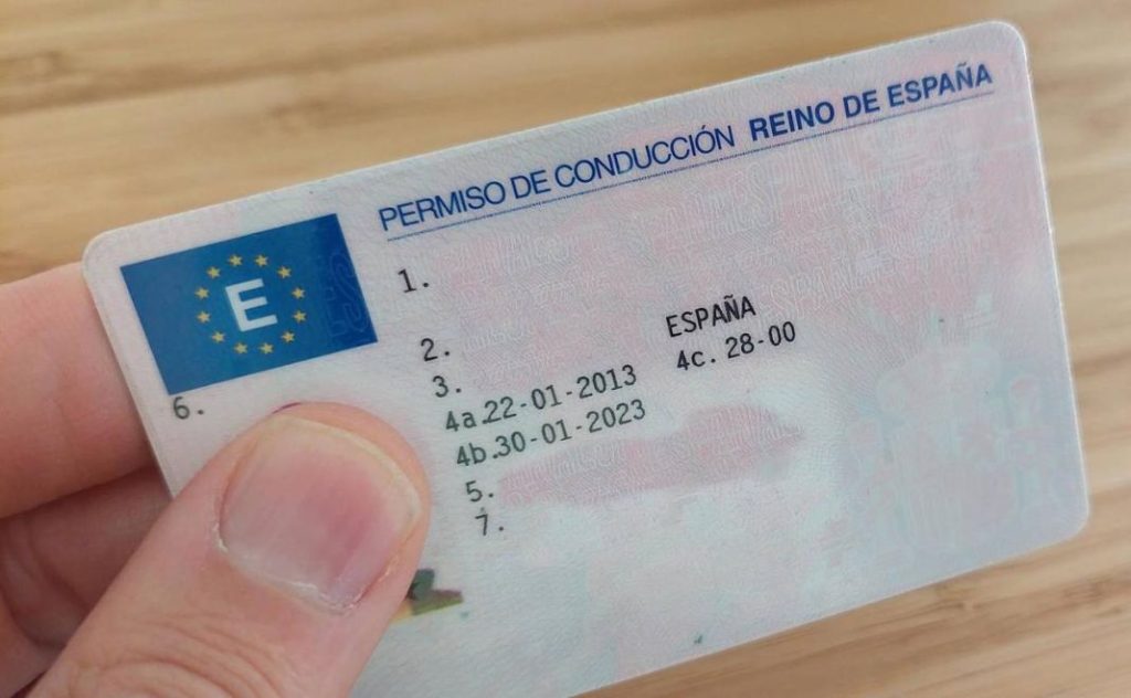 La DGT dice que si tienes el carnet de conducir, tienes que darte de alta en la DEV 77 Motor16 DEV