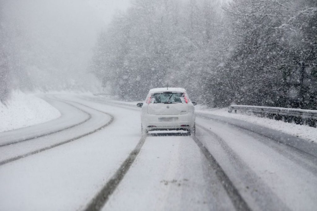 coche conduce carretera cubierta nieve 18 enero 2023 Motor16