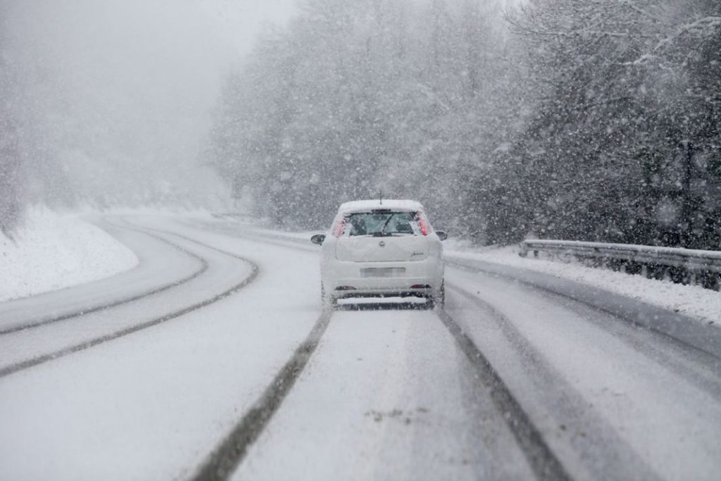 DGT: dónde consultar el estado de las carreteras 2 Motor16 coche conduce carretera cubierta nieve 18 enero 2023 Motor16