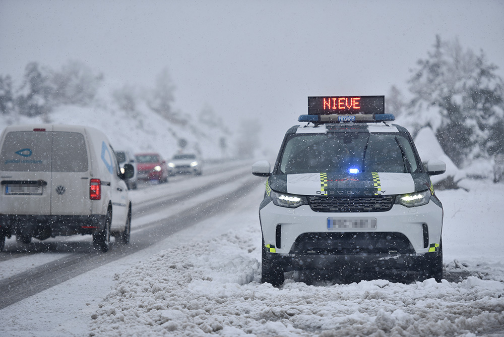 El estudio que confirma que los españoles no saben conducir con nieve 86 Motor16 coche guardia civil nieve espana Motor16