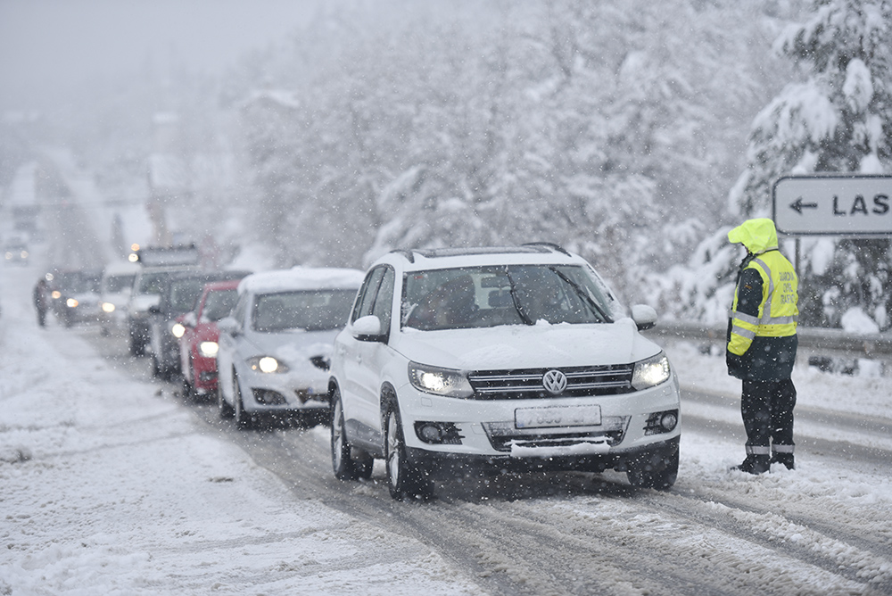 Nieve de colores: tenlo en cuenta a la hora de conducir con tu coche 119 Motor16 coches parados carretera nevada 16 enero 2023 huesca aragon espana Motor16