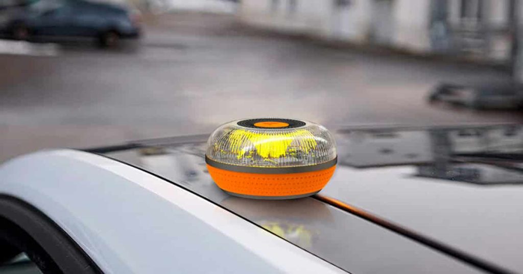 Telefónica encuentra un 'filón' en las balizas V-16 que te obligará a llevar la DGT 69 Motor16 sustitución