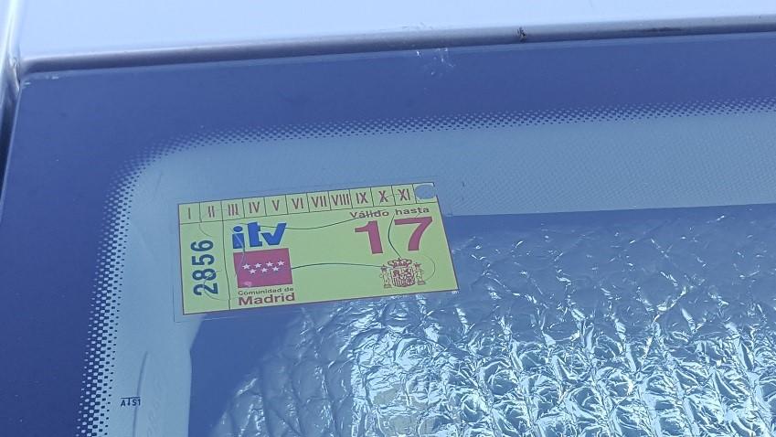 Aunque tu coche supere la ITV, la DGT te puede multar con hasta 100 euros 85 Motor16 pegatina