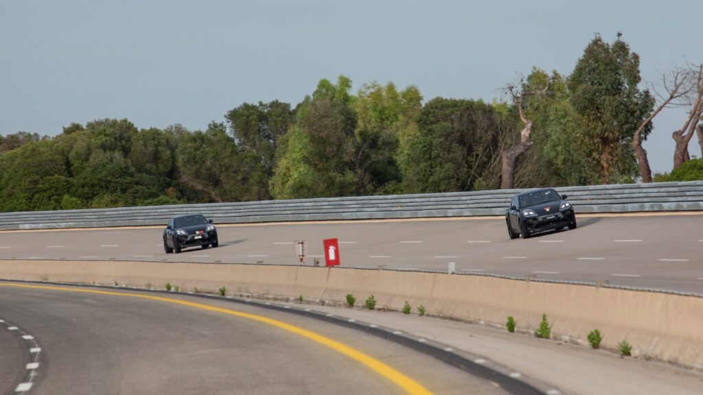 Cazamos el nuevo Porsche Macan en movimiento 3 Motor16 https www.carscoops.com wp content uploads 2023 01 Porsche Macan EV testing 00001 1024x576 1 Motor16