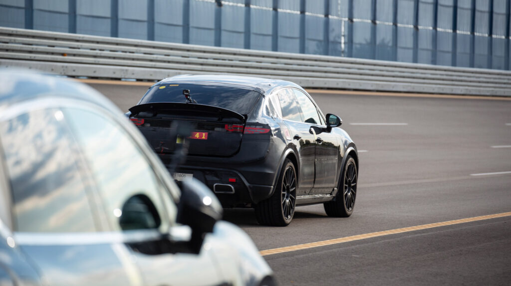 2023 Porsche Macan EV. Imagen trasera camuflado.
