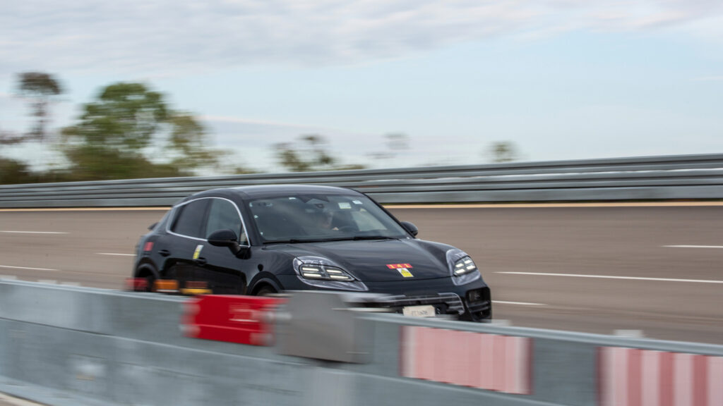Cazamos el nuevo Porsche Macan en movimiento 4 Motor16 https www.carscoops.com wp content uploads 2023 01 Porsche Macan EV testing 00003 1024x576 1 Motor16