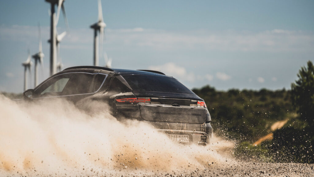 Cazamos el nuevo Porsche Macan en movimiento 8 Motor16 https www.carscoops.com wp content uploads 2023 01 Porsche Macan EV testing 00004 1024x576 1 Motor16