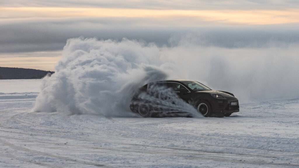 Cazamos el nuevo Porsche Macan en movimiento 10 Motor16 https www.carscoops.com wp content uploads 2023 01 Porsche Macan EV testing 00005 1024x576 1 Motor16