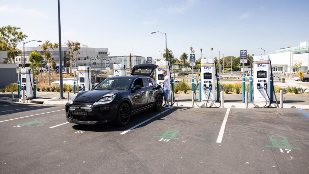 Cazamos el nuevo Porsche Macan en movimiento 9 Motor16 https www.carscoops.com wp content uploads 2023 01 Porsche Macan EV testing 00006 1024x576 1 Motor16