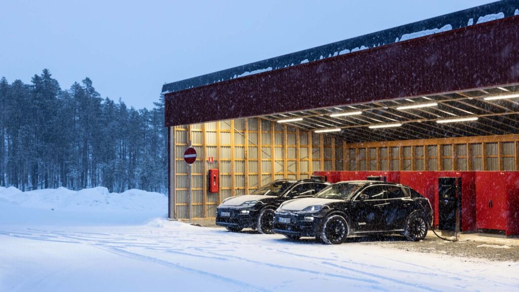 Cazamos el nuevo Porsche Macan en movimiento 7 Motor16 https www.carscoops.com wp content uploads 2023 01 Porsche Macan EV testing 00007 1024x576 2 Motor16