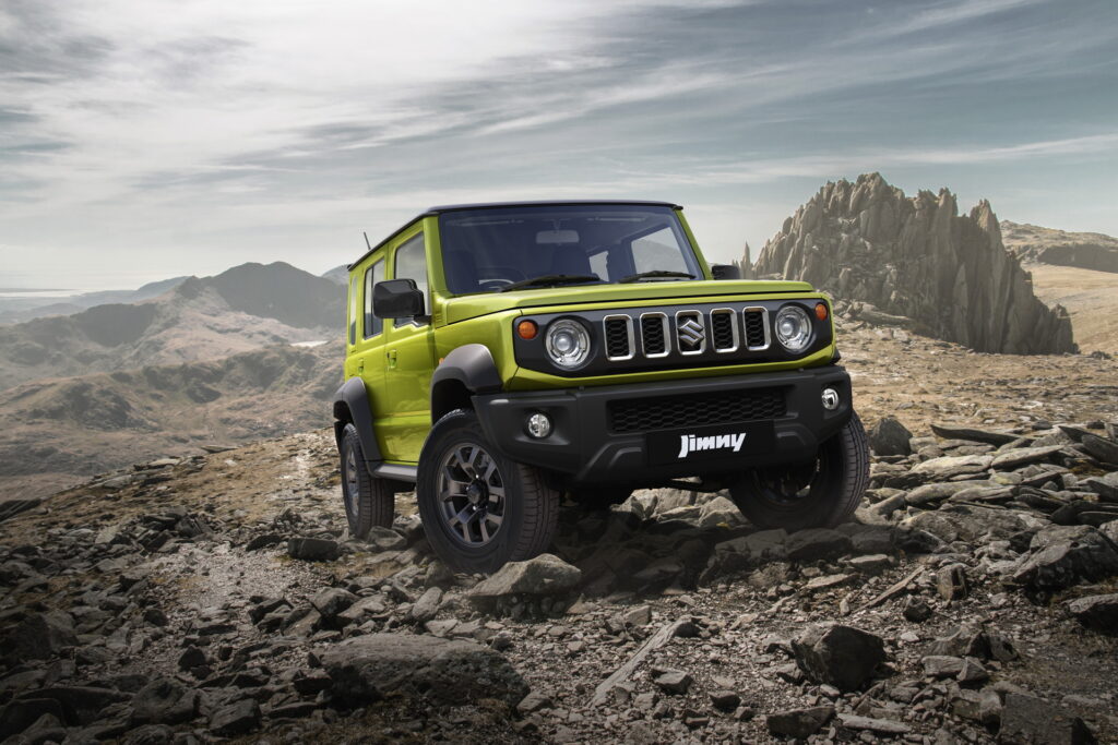 El Suzuki Jimny con el que soñabas está aquí 5 Motor16 https www.carscoops.com wp content uploads 2023 01 Suzuki Jimny 5 Door Colors Kinetic Yellow Bluish Black Roof 1 1024x683 1 Motor16