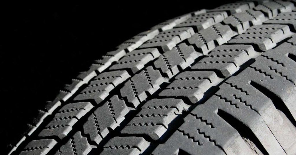 Que no te engañe su precio: estos neumáticos suspenden en el test de la OCU 128 Motor16 rueda Motor16
