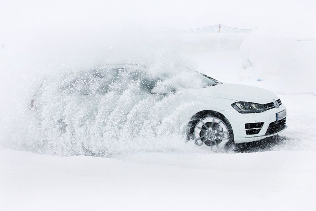 Esto es lo que tienes que hacer si te quedas atrapado en la nieve con tu coche 67 Motor16 volkswagen driving experience sobre nieve1 Motor16