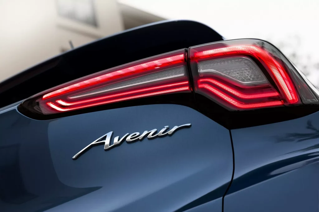 2023 Buick Encore GX. Imagen detalle emblema Avenir.
