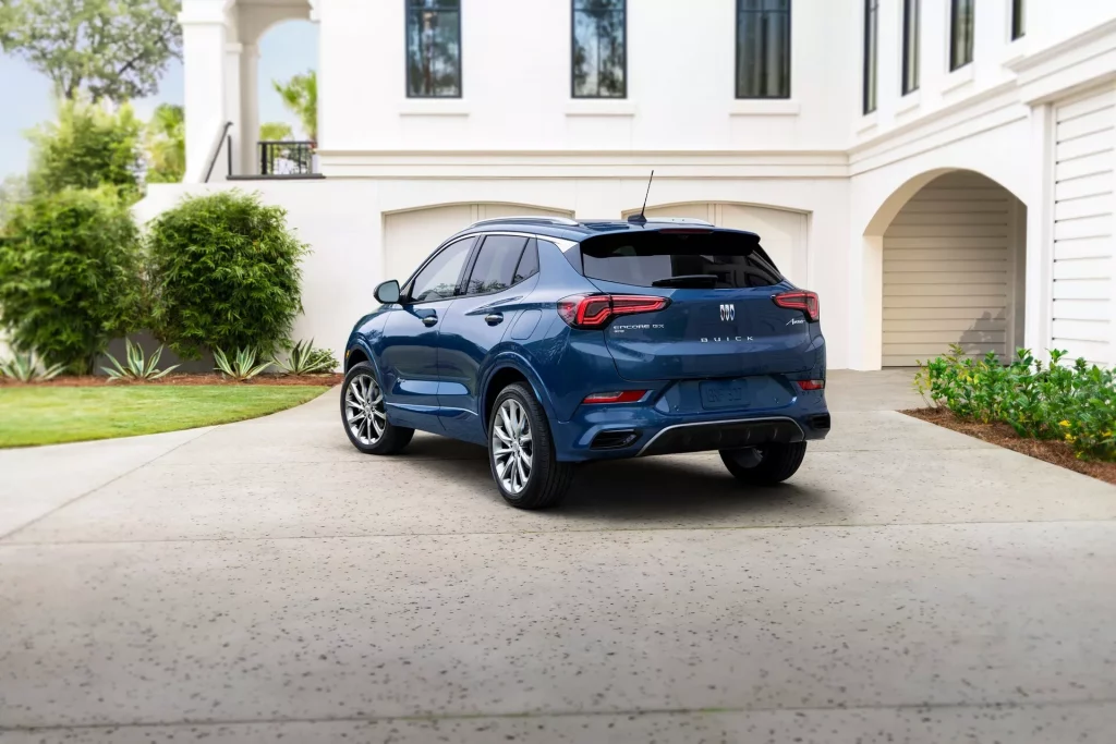 2023 Buick Encore GX. Imagen estática trasera.