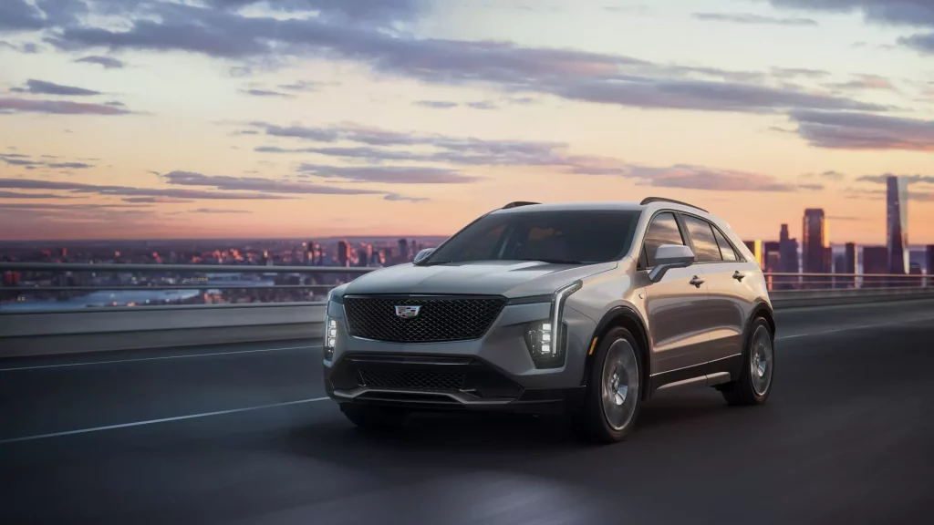 2023 Cadillac XT4. Imagen movimiento frontal.