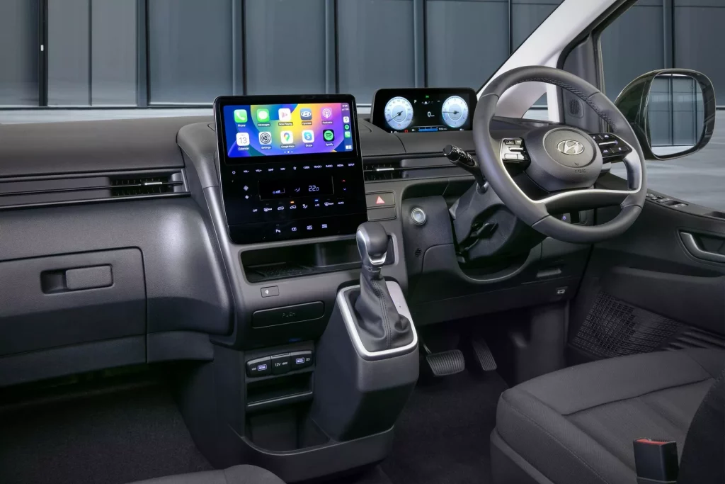 2023 Hyundai Staria Load Premium. Imagen salpicadero.