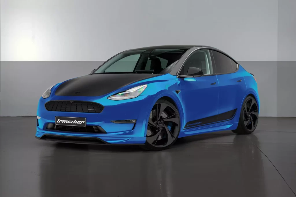 2023 Irmscher Tesla Model Y. Imagen estudio azul.