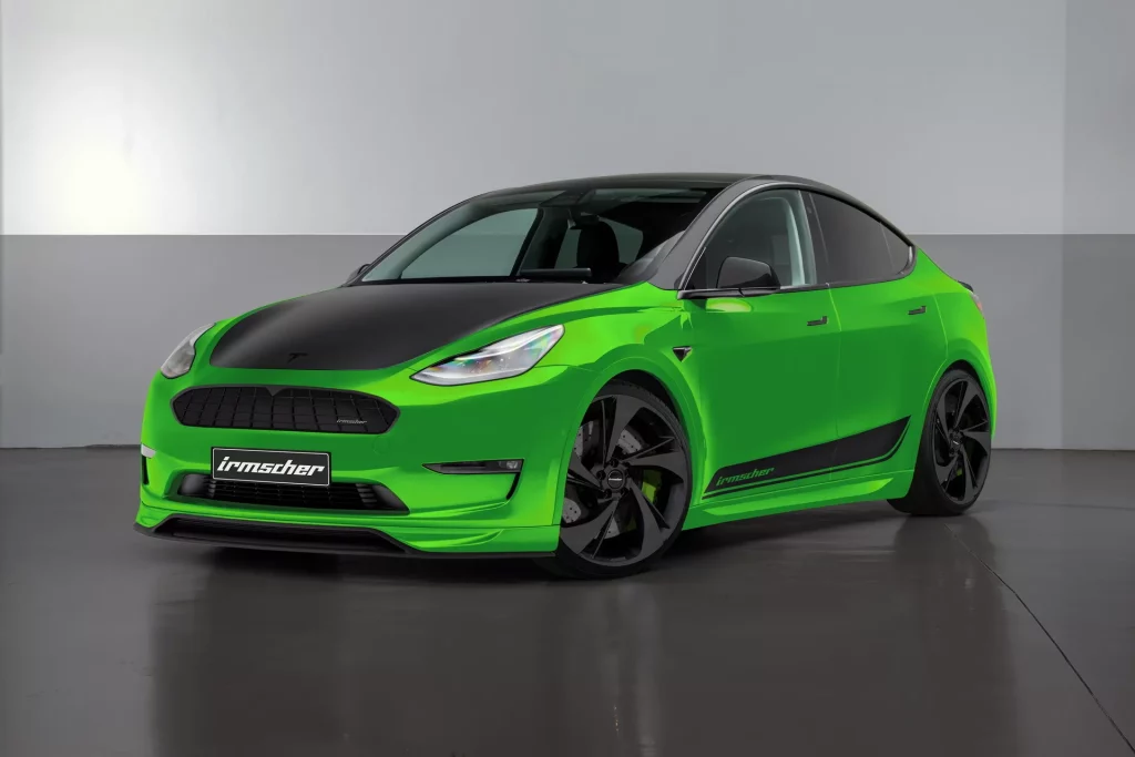 2023 Irmscher Tesla Model Y. Imagen estudio verde.