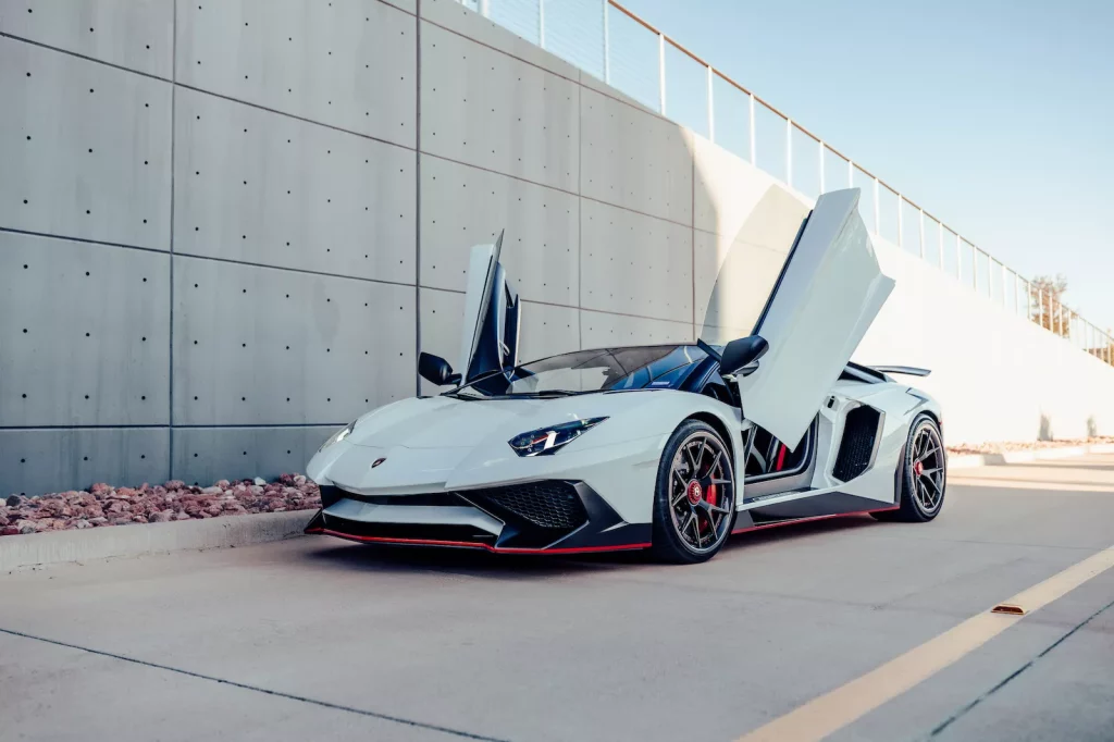 2023 Lamborghini Aventador SV Biturbo. Imagen estática frontal.