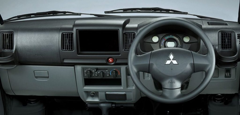 2023 Mitsubishi Minicab MiEV. Imagen salpicadero.