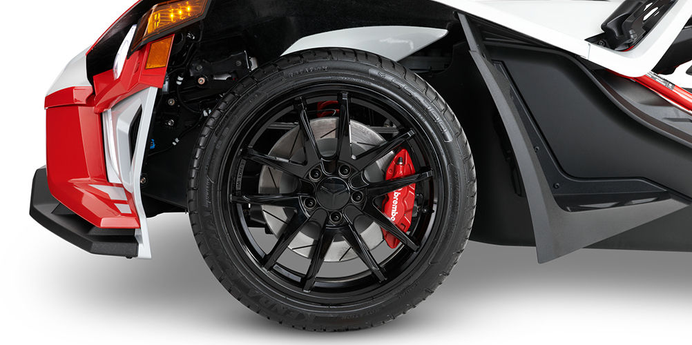2023 Polaris Slingshot Roush Edition. Imagen detalle llanta y frenos.