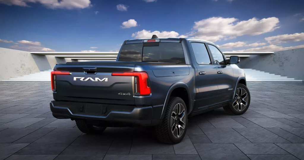 2023 RAM 1500 REV. Imagen estática trasera.