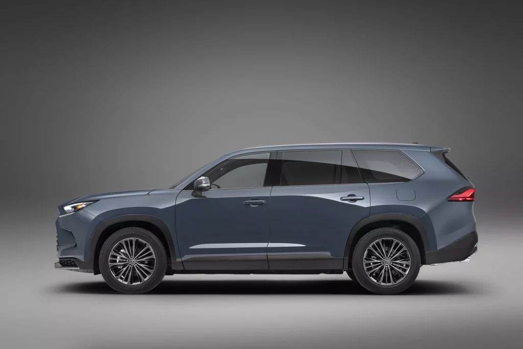 2023 Toyota Grand Highlander. Imagen estudio perfil.