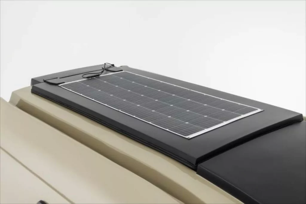 2023 Toyota Hilux Camper Japón. Imagen detalle panel solar.