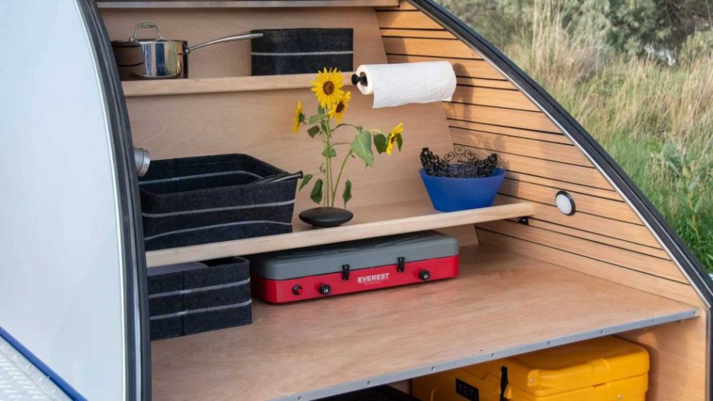 Colorado Teardrops tiene esta caravana que carga tu coche eléctrico 5 Motor16 2023 colorado teardrops caravana coche electrico 3 Motor16