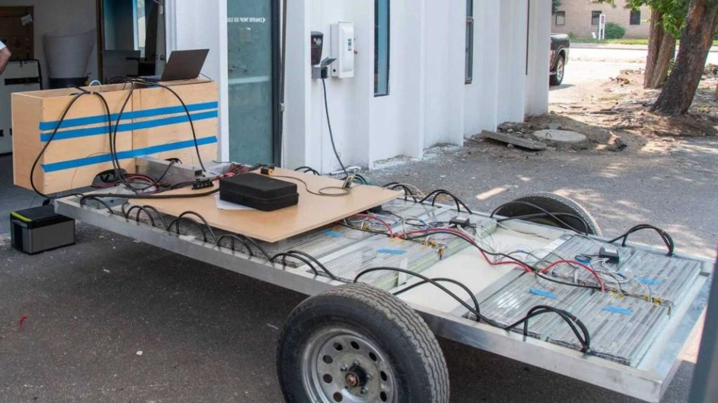 Colorado Teardrops tiene esta caravana que carga tu coche eléctrico 8 Motor16 2023 colorado teardrops caravana coche electrico 6 Motor16