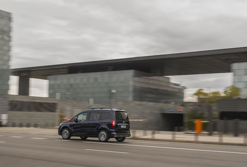 2023 renault kangoo e tech combi 11 Motor16