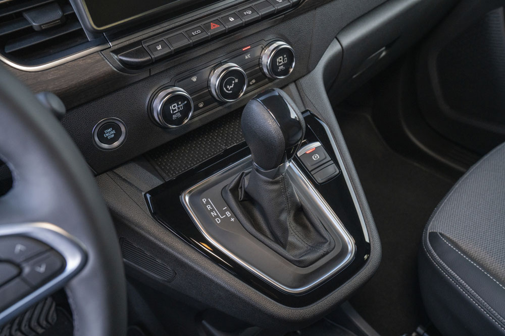 2023 Renault Kangoo E-Tech Combi. Imagen detalle cambio.