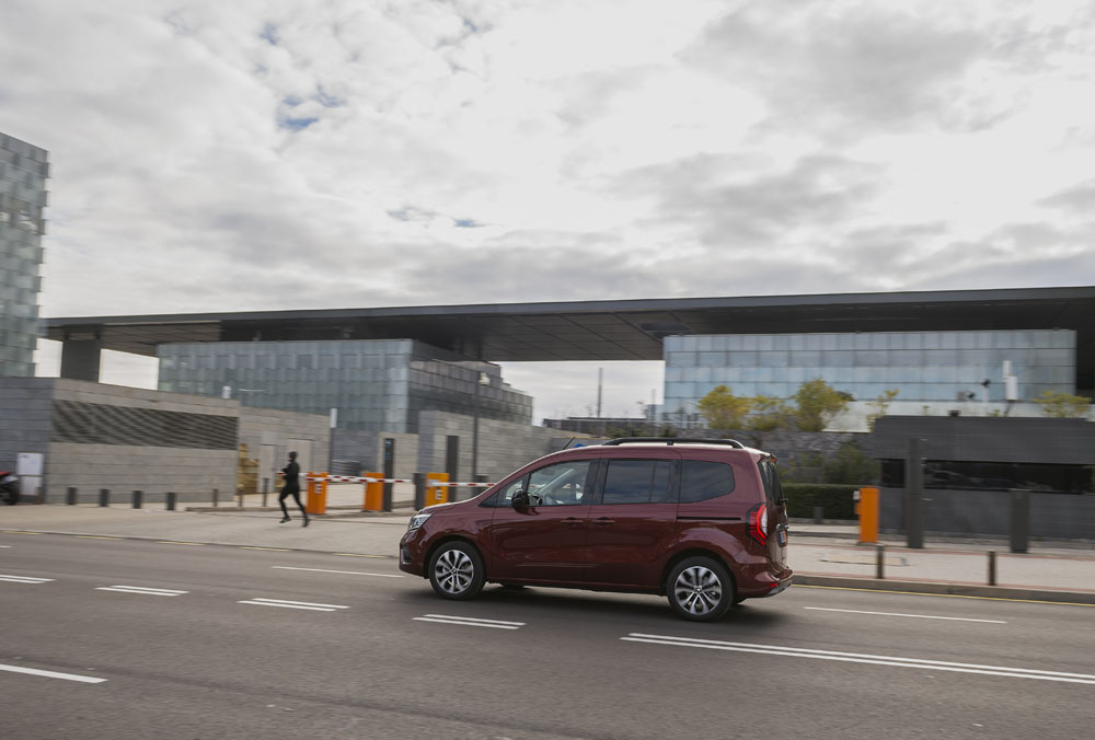 2023 renault kangoo e tech combi 5 Motor16