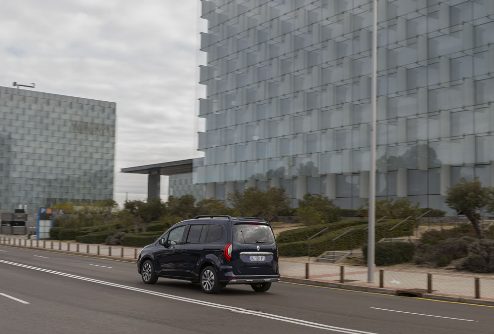2023 renault kangoo e tech combi 6 Motor16