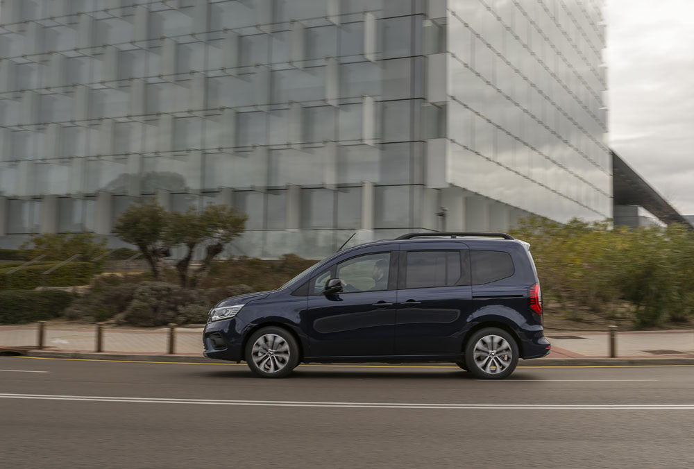 2023 renault kangoo e tech combi 7 Motor16