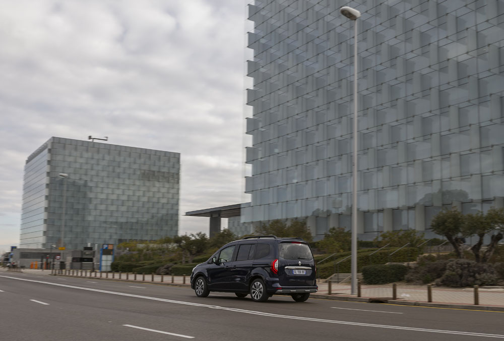 2023 renault kangoo e tech combi 8 Motor16