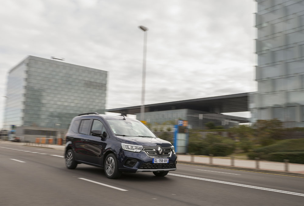 2023 renault kangoo e tech combi 9 1 Motor16