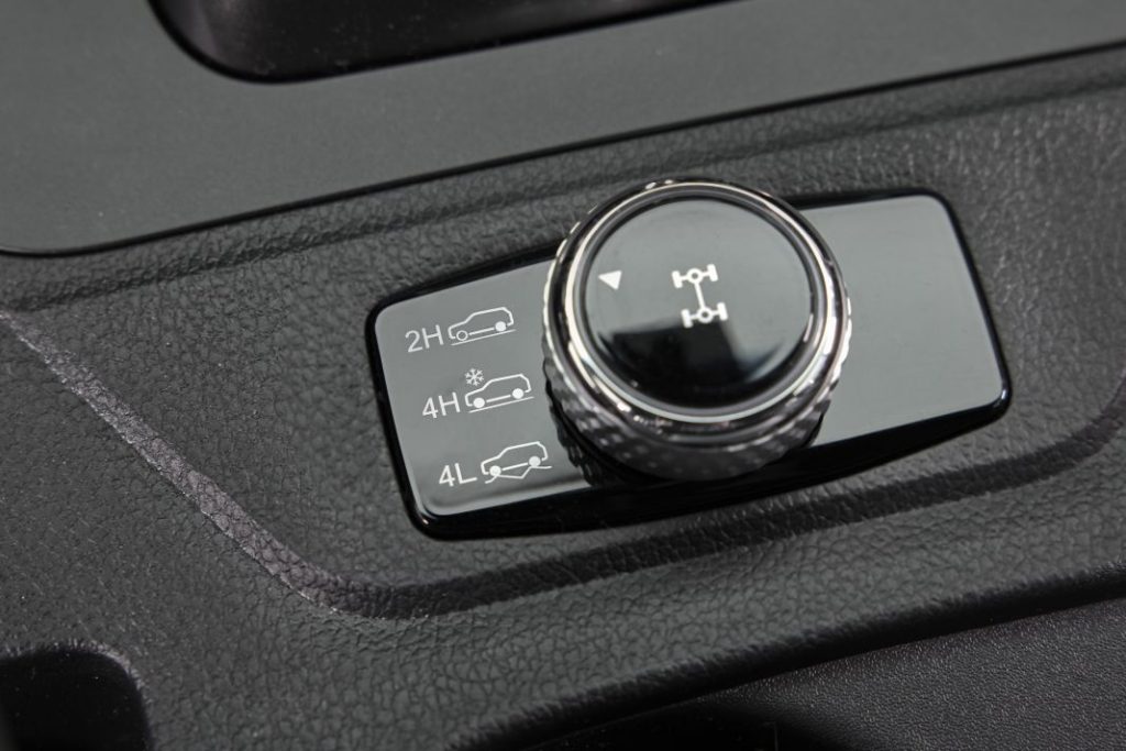 Conducimos el SsangYong Musso Sport, un pick-up que vale para todo 4 Motor16 2023 SsangYong Musso Sport. Imagen selector tracción.