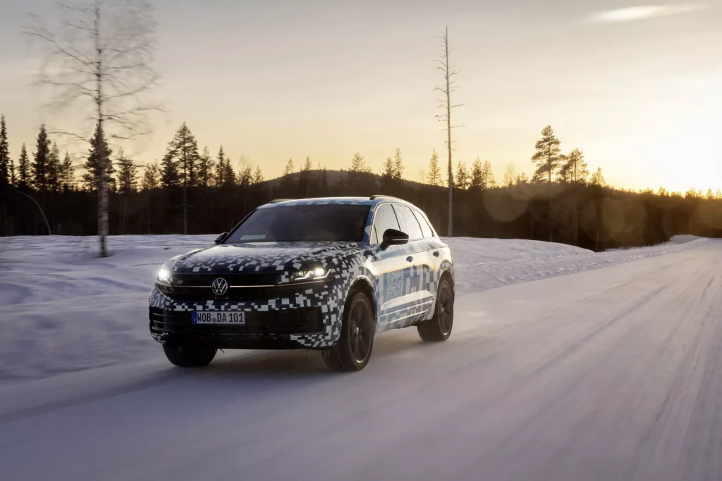 2023 Volkswagen Touareg Facelift. Imagen movimiento delantera.