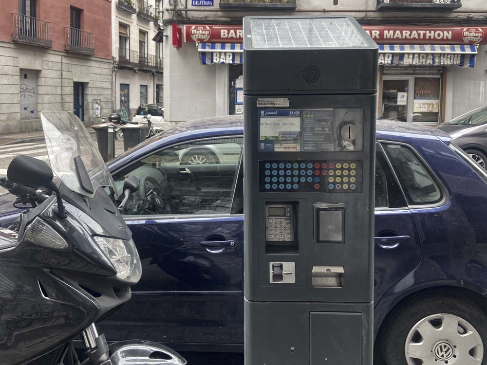 Aparcamiento regulado: ¿debe identificarse el controlador que te denuncia? 1 Motor16 aparcamiento regulado