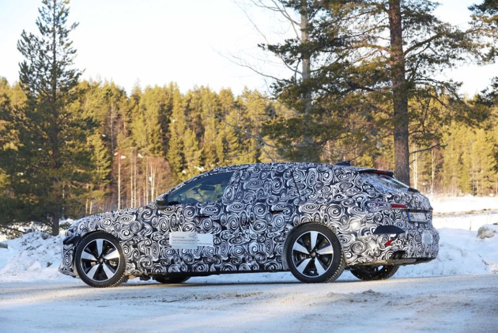 El Audi A4 Avant muestra detalles casi definitivos 1 Motor16 Audi A4 less camo winter 16 Motor16