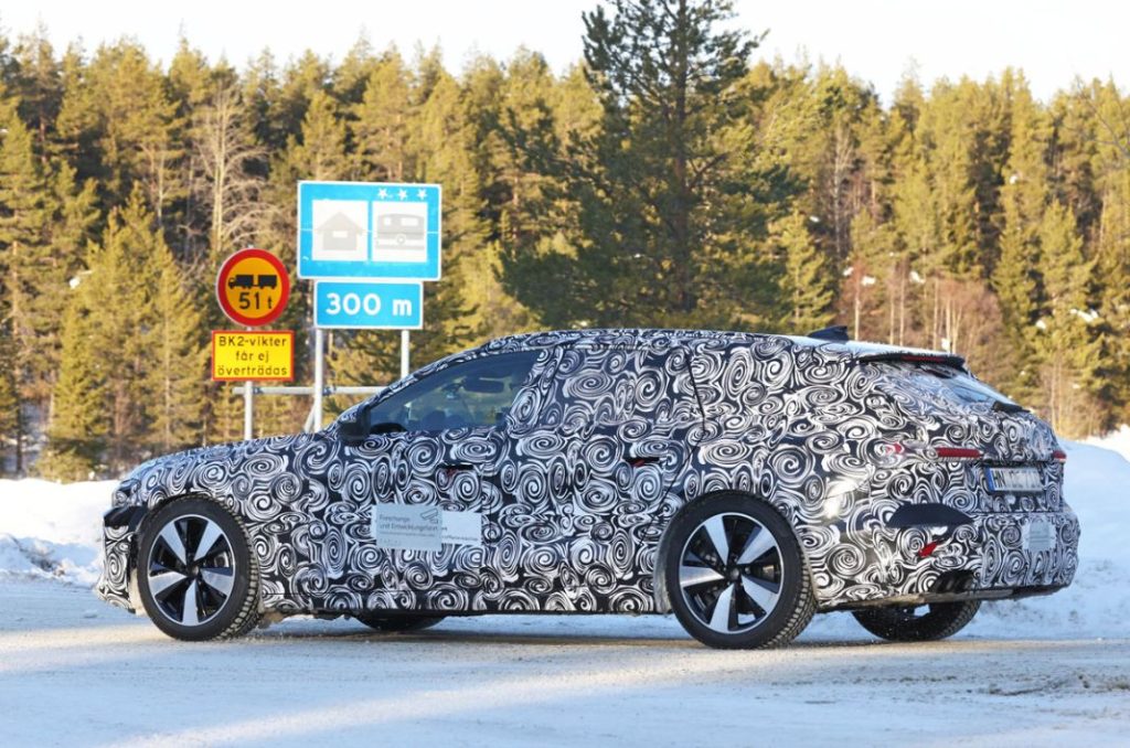 El Audi A4 Avant muestra detalles casi definitivos 19 Motor16 Audi A4 less camo winter 17 Motor16