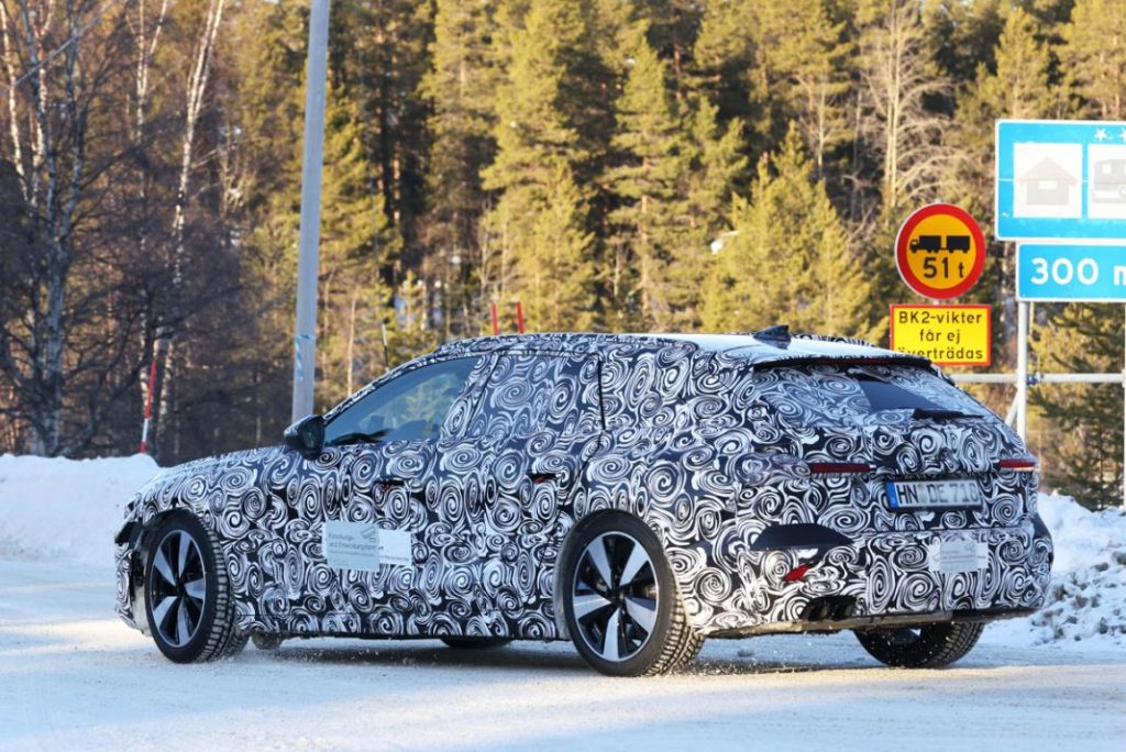 El Audi A4 Avant muestra detalles casi definitivos 20 Motor16 Audi A4 less camo winter 18 Motor16