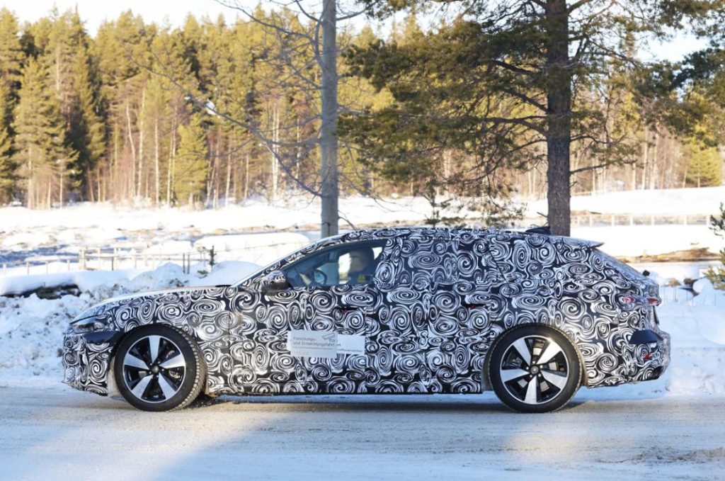 El Audi A4 Avant muestra detalles casi definitivos 5 Motor16 Audi A4 less camo winter 3 Motor16