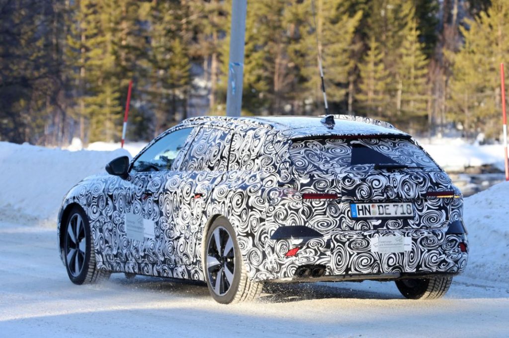 El Audi A4 Avant muestra detalles casi definitivos 8 Motor16 Audi A4 less camo winter 6 Motor16
