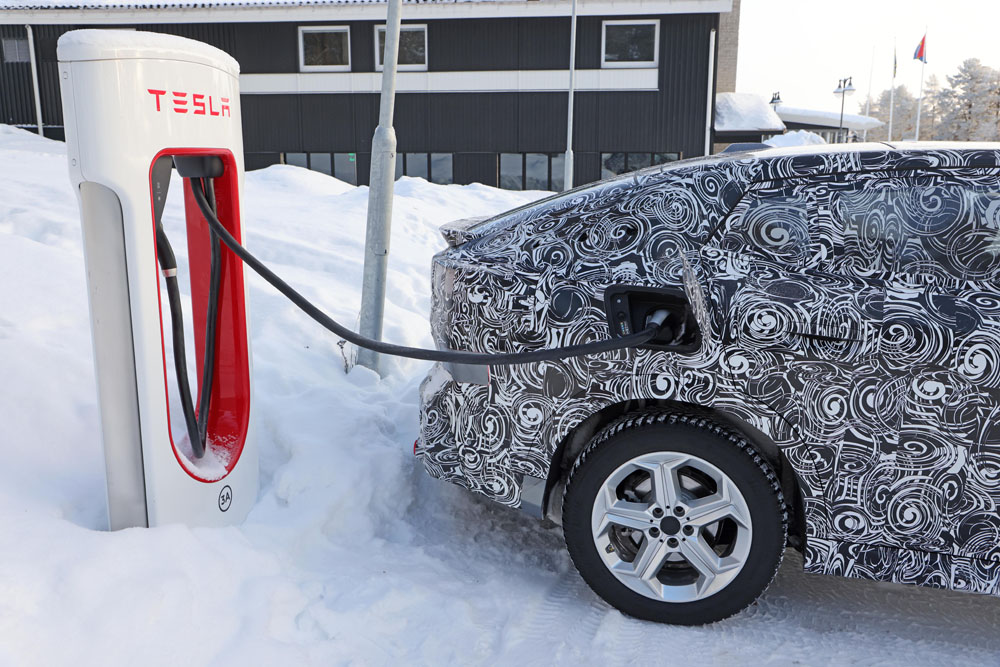 El BMW iX2 eléctrico, cazado en plena carga 13 Motor16 BMW iX2 winter 11 Motor16